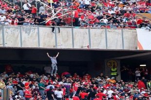 پرواز یک پرسپولیسی از طبقه دوم به اول!