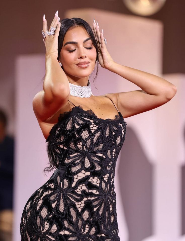 عکس جورجینا رودریگز گوشواره 