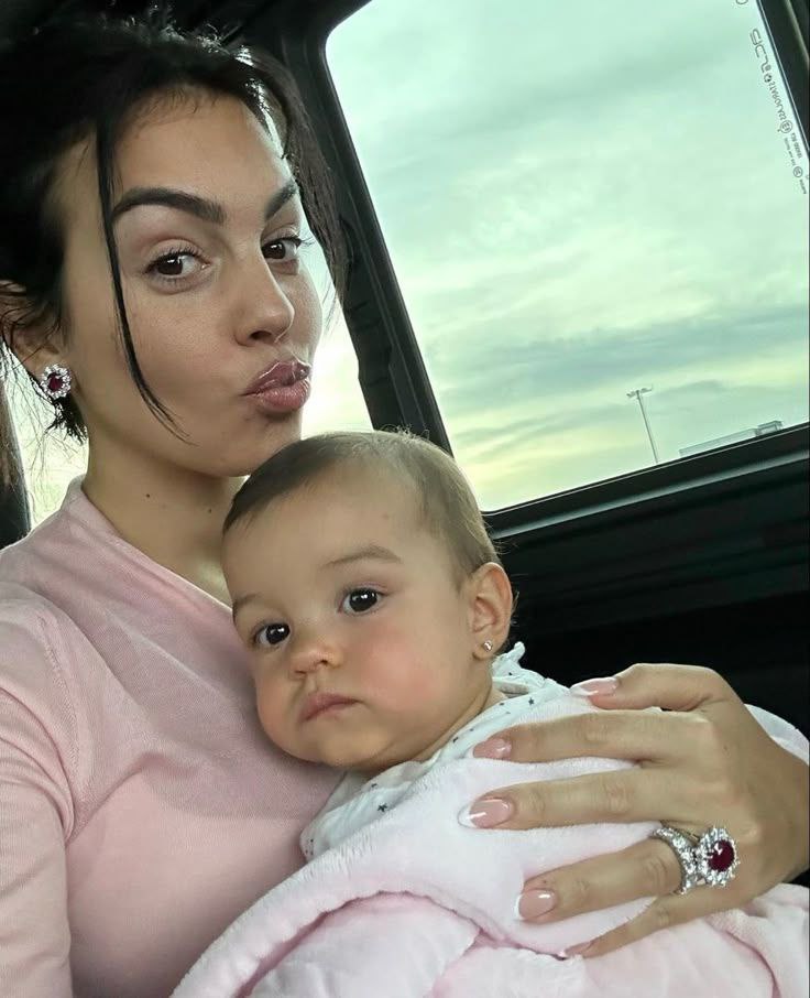 عکس جورجینا رودریگز با بچه‌ها 