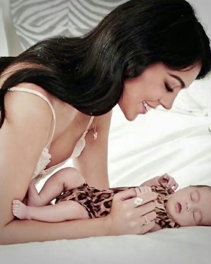 عکس جورجینا رودریگز با نوزاد 